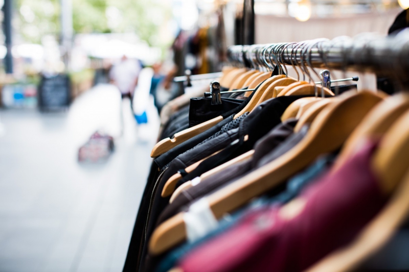 magasin-BANDOL-min_blur_close_up_focus_hanger_jacket_market_people_rack-1176303