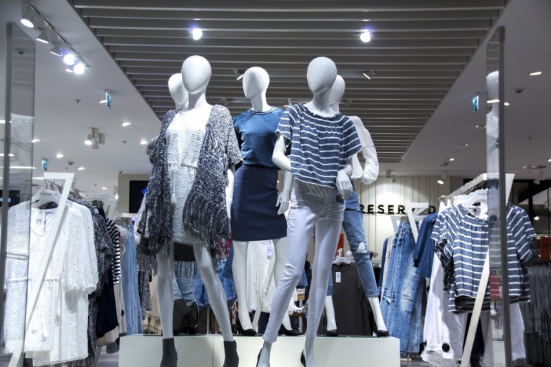 magasin-BANDOL-min_shopping_mall_shop_windows_fashionable_clothes_feminine_weakness_the_temptation_slender_women_mannequin_lifestyle-1044785